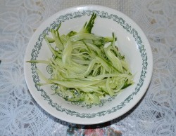 Салат с соевым соусом говядиной огурцами - шаг 8