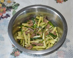 Салат с соевым соусом говядиной огурцами - шаг 9