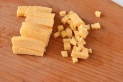 Салат с сухариками, куриным филе, сыром и кукурузой - шаг 3