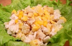 Салат с сухариками, куриным филе, сыром и кукурузой - шаг 4