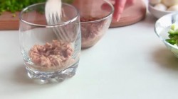 Салат с тунцом помидорами огурцами сыром слоеный - шаг 1