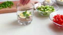 Салат с тунцом помидорами огурцами сыром слоеный - шаг 2