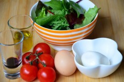 Салат с яйцом-пашот черри и моцареллой - шаг 1