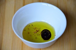 Салат с яйцом-пашот черри и моцареллой - шаг 2