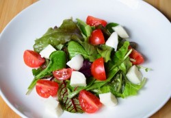 Салат с яйцом-пашот черри и моцареллой - шаг 5