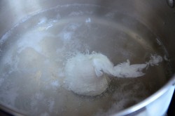 Салат с яйцом-пашот черри и моцареллой - шаг 7