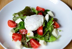 Салат с яйцом-пашот черри и моцареллой - шаг 8