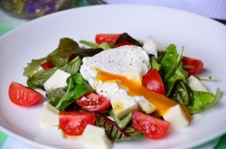 Салат с яйцом-пашот черри и моцареллой - шаг 9