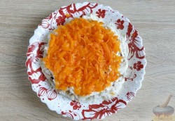 Салат Сельдь под шубой в год Свиньи-Кабана - шаг 7