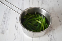 Салат со стручковой фасолью и помидорами - шаг 2