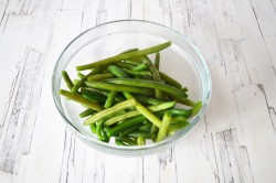 Салат со стручковой фасолью и помидорами - шаг 3