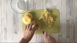 Салат в тарталетках с ананасом и курицей - шаг 3