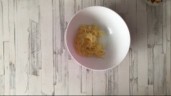 Салат в тарталетках с ананасом и курицей - шаг 5