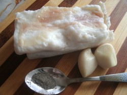 Сало с чесноком через мясорубку - шаг 1