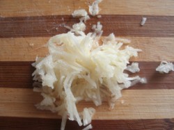 Сало с чесноком через мясорубку - шаг 3