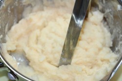 Сельдь под шубой в картофельных тарталетках салат - шаг 2