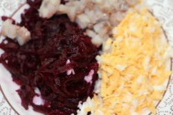 Сельдь под шубой в картофельных тарталетках салат - шаг 5