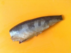 Селедка с луком и уксусом маринованная - шаг 2