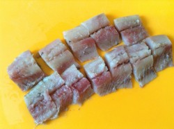 Селедка с луком и уксусом маринованная - шаг 4