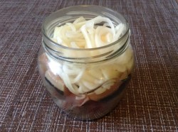 Селедка с луком и уксусом маринованная - шаг 5