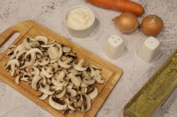 Тушеные шампиньоны в сметане на сковороде с луком - шаг 1 Тушеные шампиньоны в сметане на сковороде с луком - шаг 1