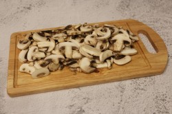 Тушеные шампиньоны в сметане на сковороде с луком - шаг 2 Тушеные шампиньоны в сметане на сковороде с луком - шаг 2