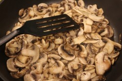 Тушеные шампиньоны в сметане на сковороде с луком - шаг 3 Тушеные шампиньоны в сметане на сковороде с луком - шаг 3