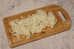 Тушеные шампиньоны в сметане на сковороде с луком - шаг 4 Тушеные шампиньоны в сметане на сковороде с луком - шаг 4