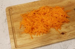 Тушеные шампиньоны в сметане на сковороде с луком - шаг 5 Тушеные шампиньоны в сметане на сковороде с луком - шаг 5