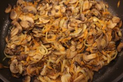 Тушеные шампиньоны в сметане на сковороде с луком - шаг 6 Тушеные шампиньоны в сметане на сковороде с луком - шаг 6