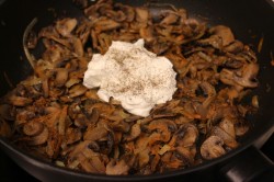 Тушеные шампиньоны в сметане на сковороде с луком - шаг 7 Тушеные шампиньоны в сметане на сковороде с луком - шаг 7