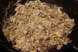 Тушеные шампиньоны в сметане на сковороде с луком - шаг 8 Тушеные шампиньоны в сметане на сковороде с луком - шаг 8