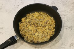 Тушеные шампиньоны в сметане на сковороде с луком - шаг 9 Тушеные шампиньоны в сметане на сковороде с луком - шаг 9