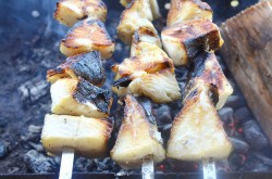 Шашлык из рыбы на мангале - шаг 10