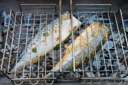 Шашлык из скумбрии на решетке на мангале - шаг 10