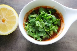 Шашлык из скумбрии на решетке на мангале - шаг 5