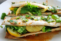 Шашлык из скумбрии на решетке на мангале - шаг 7