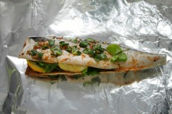 Шашлык из скумбрии на решетке на мангале - шаг 8