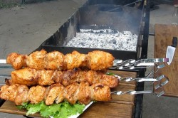 Шашлык из индейки с салом сочный - шаг 13