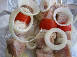 Шашлык из свинины в фольге в духовке мягкий и сочный - шаг 8