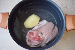 Щи из квашеной капусты со свининой - шаг 2