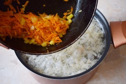 Щи из квашеной капусты со свининой - шаг 8