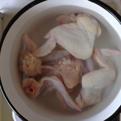 Щи зелёные с крапивой на курином бульоне - шаг 2