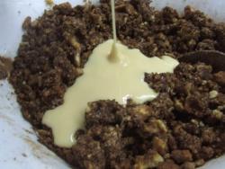 Шоколадная колбаса со сгущенкой из печенья - шаг 4 Шоколадная колбаса со сгущенкой из печенья - шаг 4