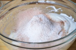 Шоколадный бисквит на белках - шаг 4