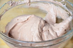 Шоколадный бисквит на белках - шаг 5