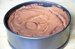 Шоколадный бисквит на белках - шаг 7