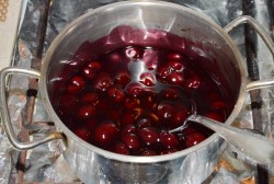 Вишнево-шоколадный торт с кремом из сметаны - шаг 14