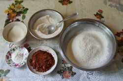 Вишнево-шоколадный торт с кремом из сметаны - шаг 4