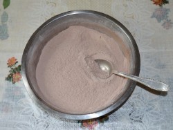 Вишнево-шоколадный торт с кремом из сметаны - шаг 5